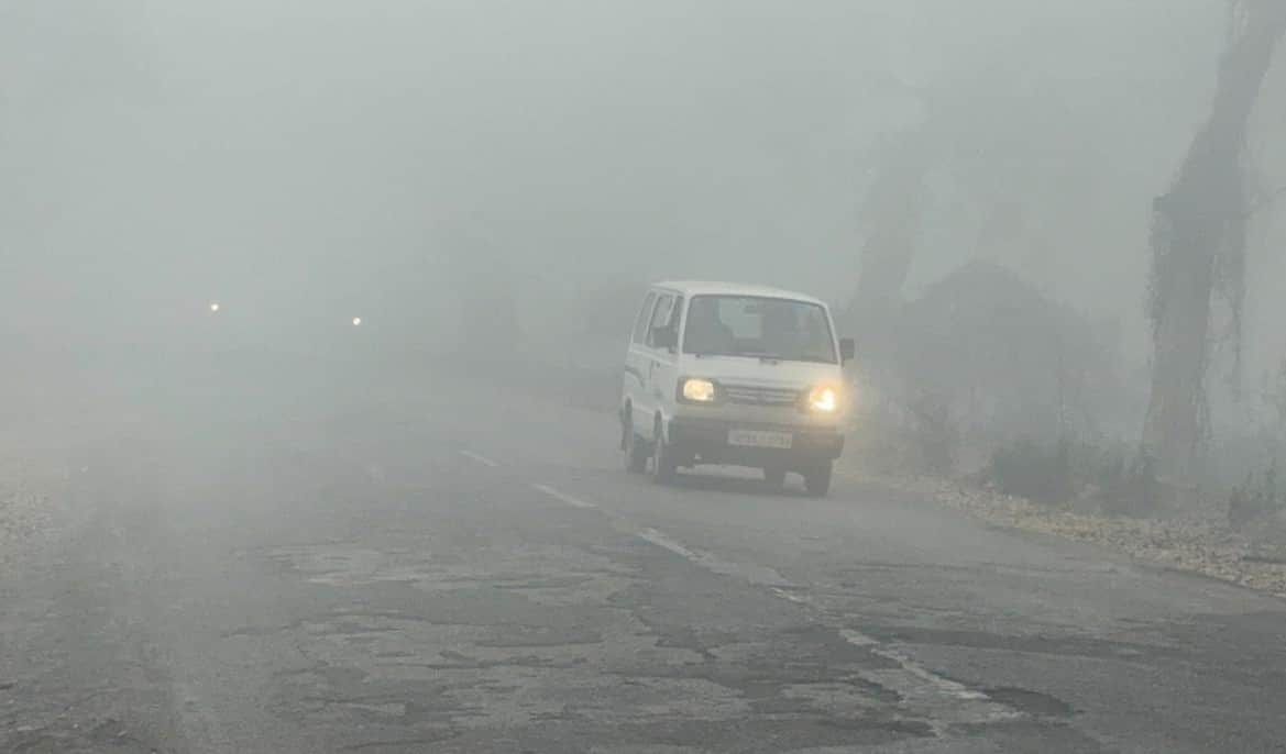 ज्ञानपुर नगर में कोहरे के बीच लाइट जलाकर जाता चार पहिया। संवाद