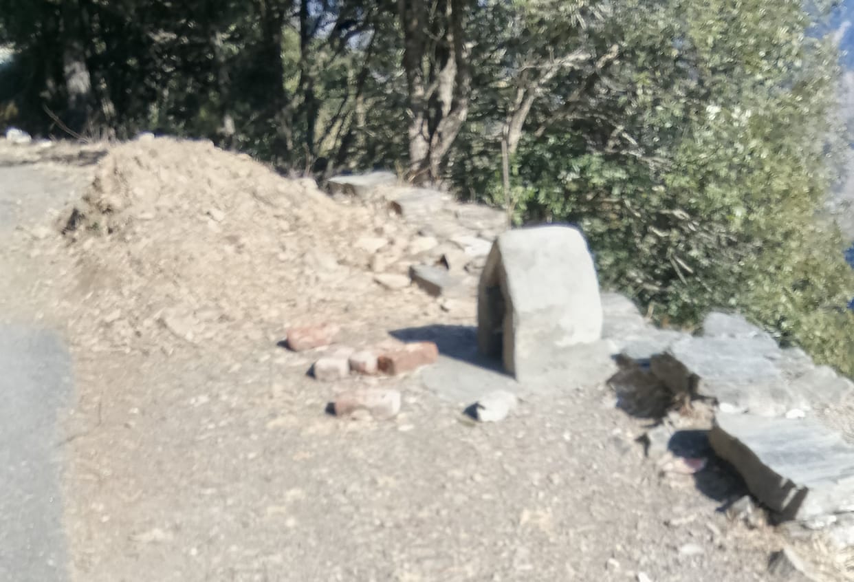 The absence of parapets on the Kandaghat-Chayal road poses a risk of accidents.
