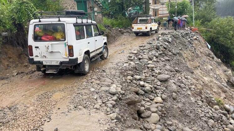The condition of the Kullu-Manali left bank did not improve even after spending Rs 4 crore.