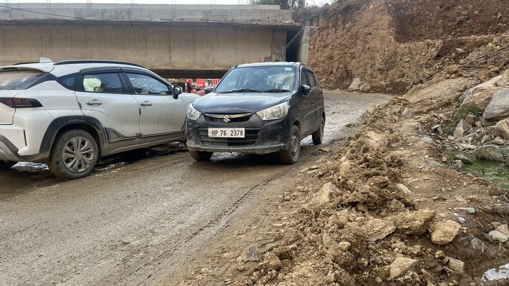 Narla-Mandi highway turns into a swamp, traffic jams increase difficulties