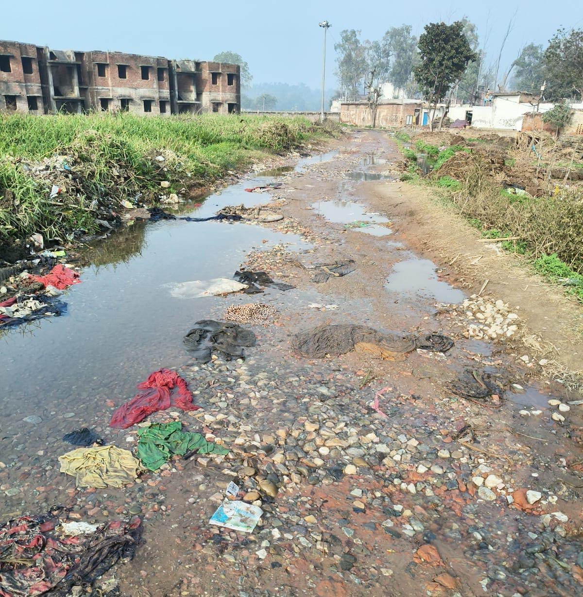 Water flowing into the fields from raw drains, Nagar Panchayat demanded 10 crores from the government
