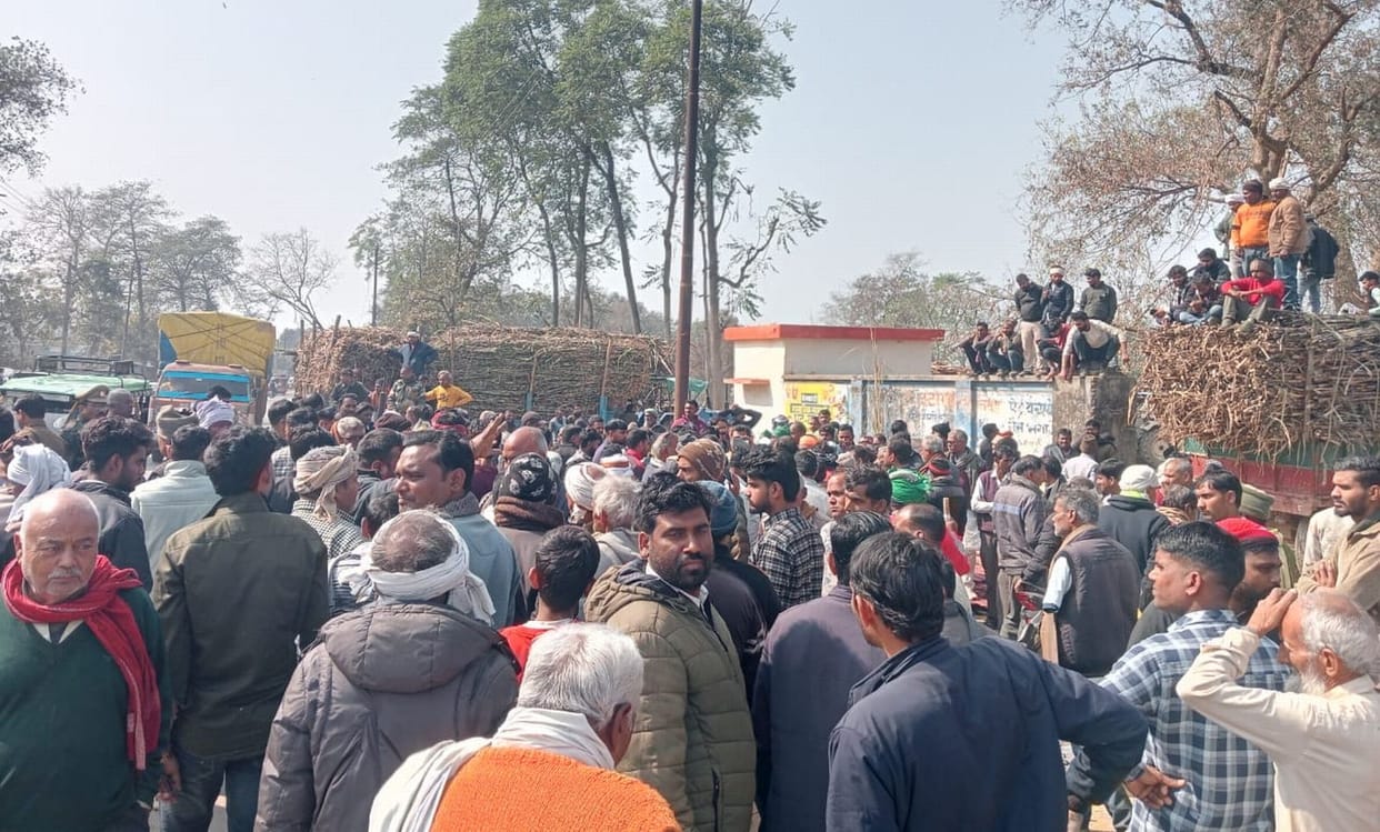 Farmers angered by the closure of the sugar mill, stage massive protest