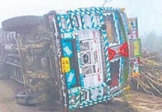 A truck overturned on the Meerut-Garh road, causing a traffic jam.