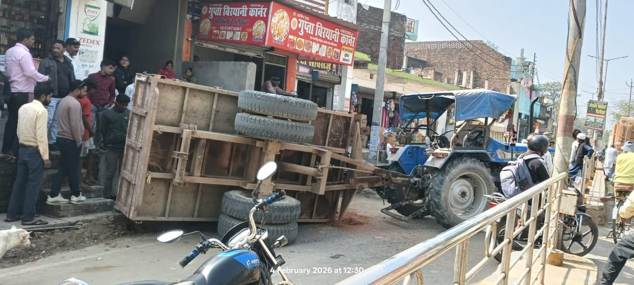 Trolley overturned at Kazipur intersection in Maghar, people narrowly escaped.
