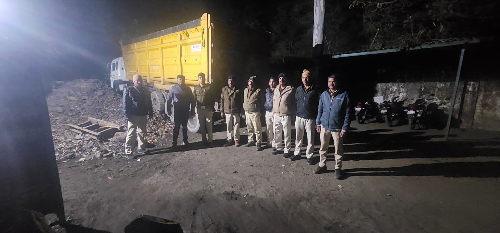 मौके पर मौजूद टीम।
