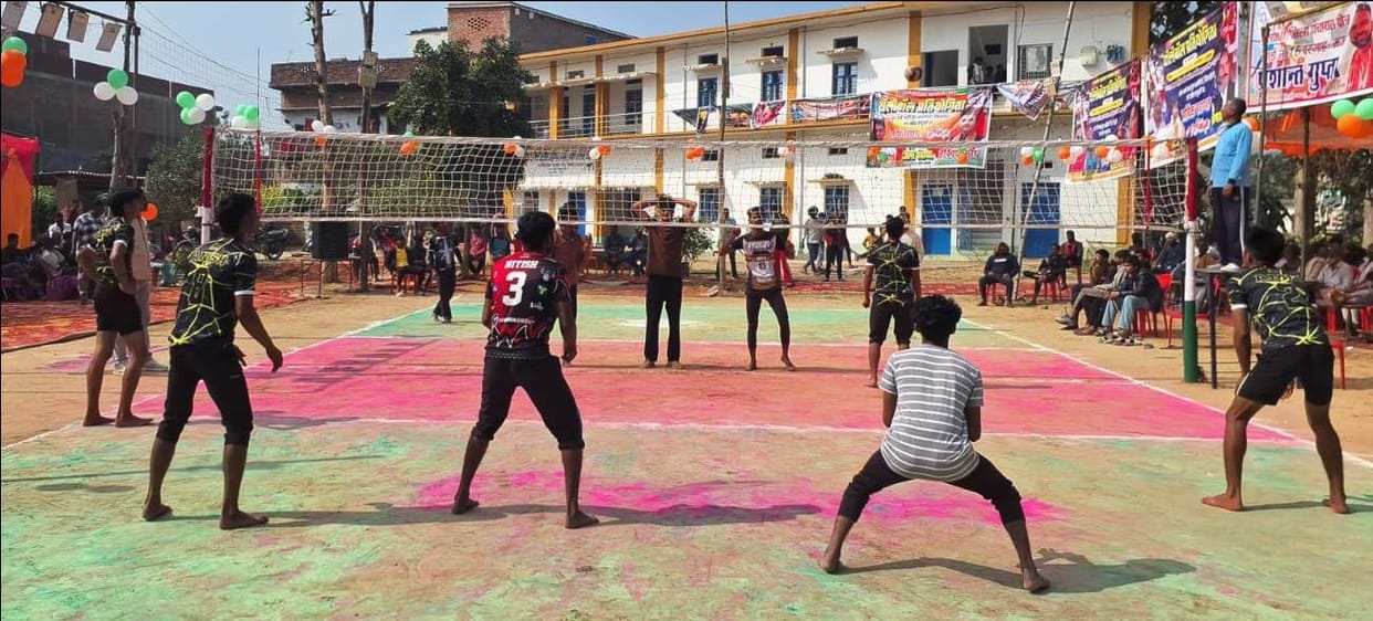 Sultanpur and Dohrighat win in volleyball competition