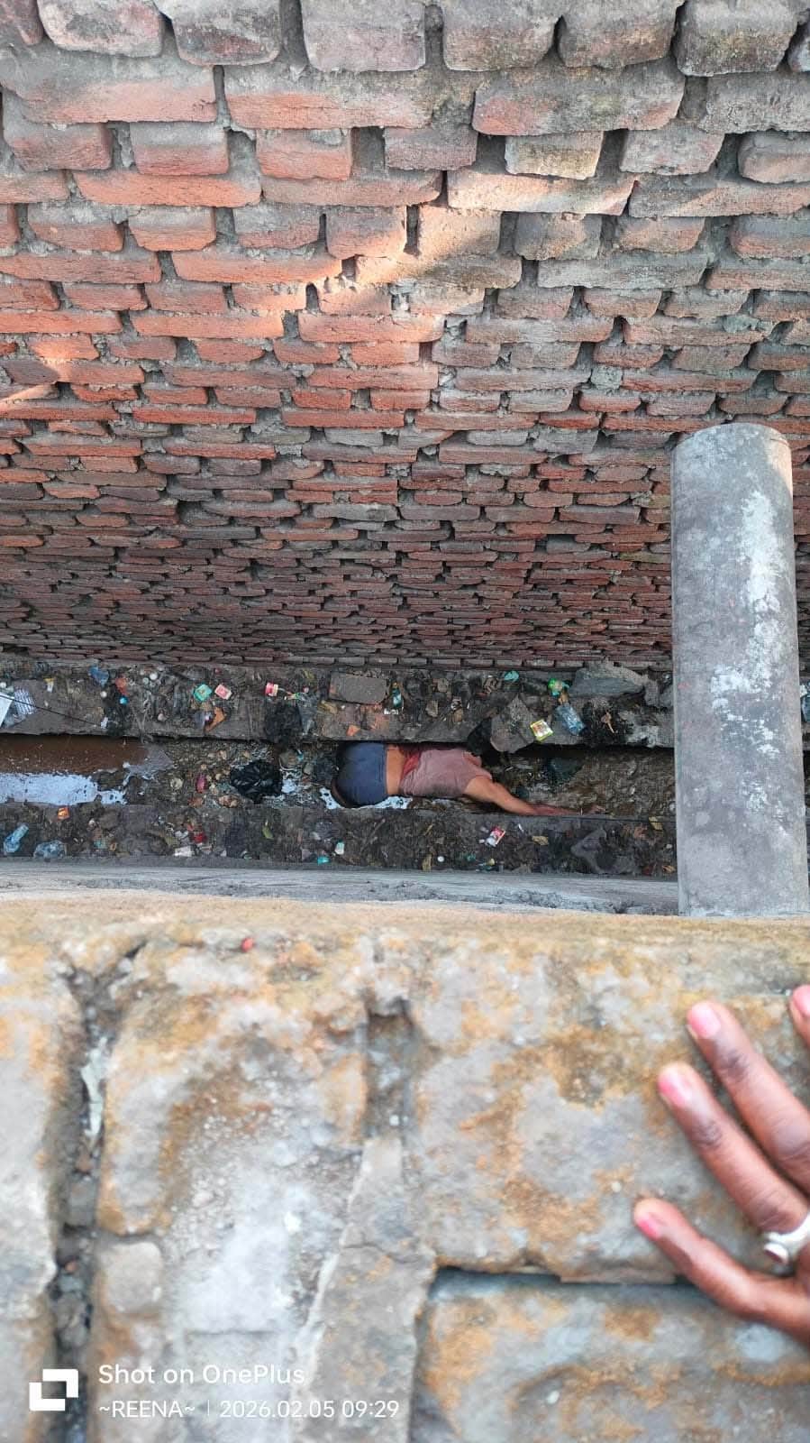 नाली में अधेड़ की लाश मिली