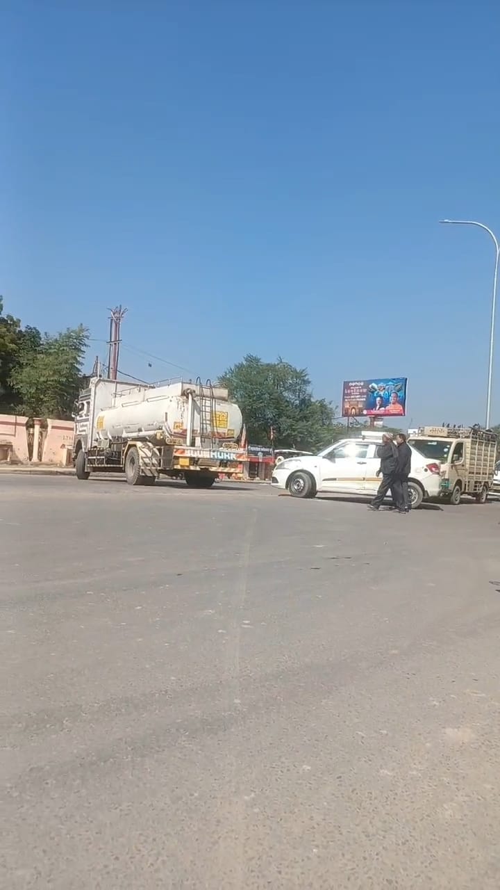 Service lane on Kanpur Road closed, people have to make rounds
