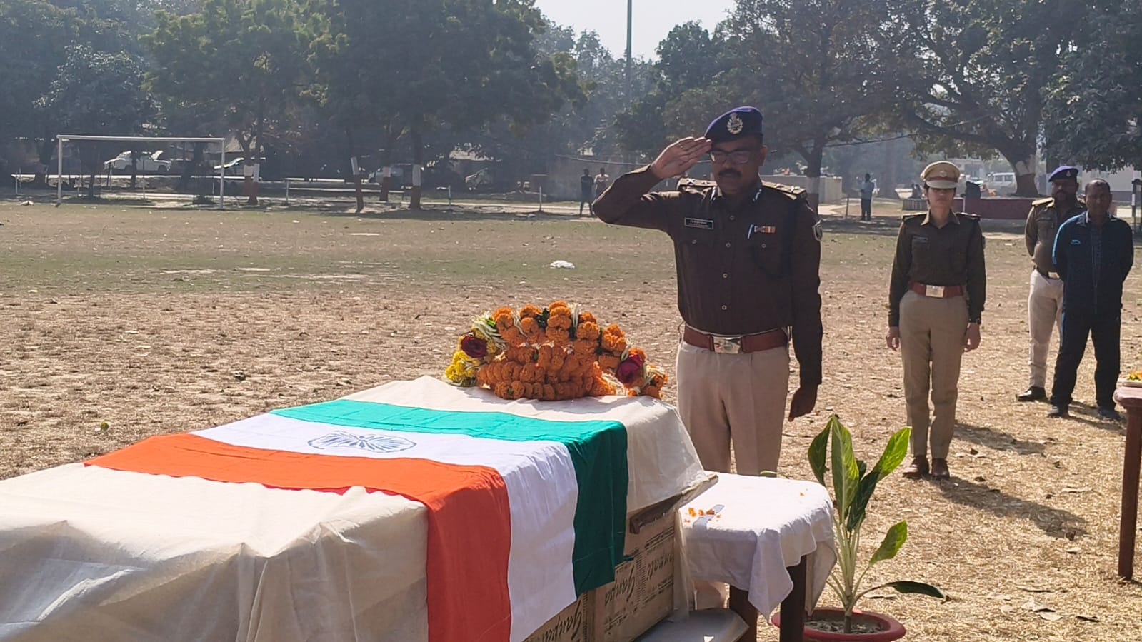 पूर्णिया पुलिस लाइन में हवलदार अलमनाथ को श्रद्धांजलि देते आईजी विवेकानंद और एसपी स्वीटी सहरावत