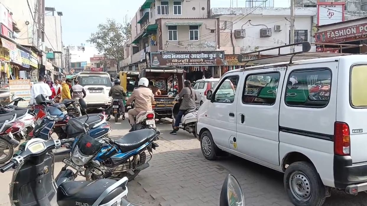 Parking made on paper, market stuck in traffic jam due to vehicles parked on the roads