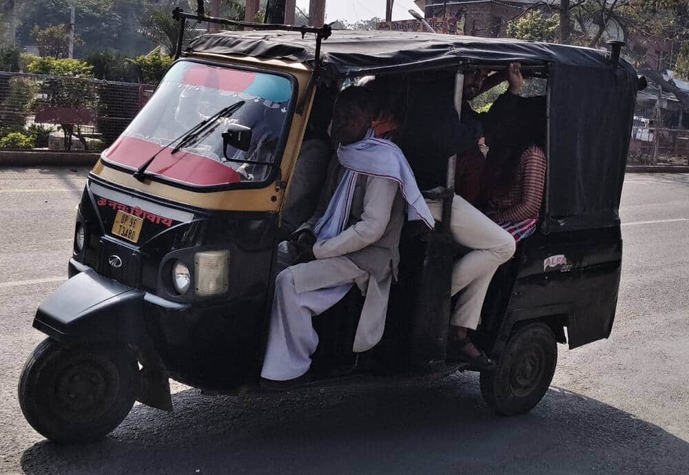 06 सीकेटीपी -01-पटेल तिराहे पर क्षमता से अधिक सवारी लेकर जाता ऑटो। संवाद