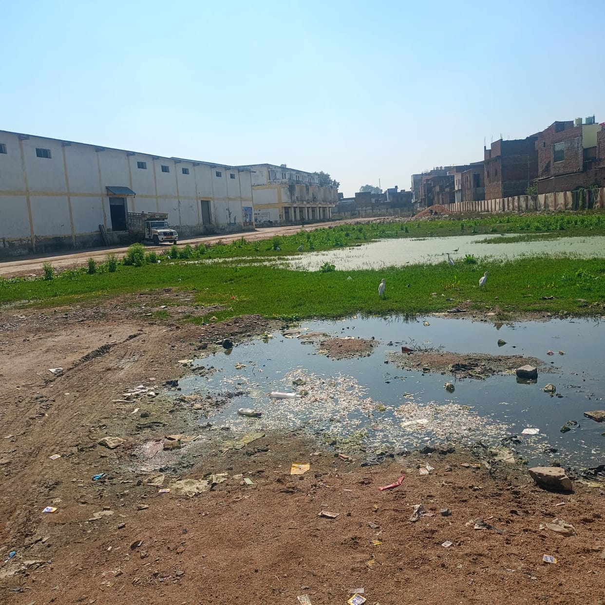 Farmers and traders are troubled by waterlogging and dirt in the grain market.