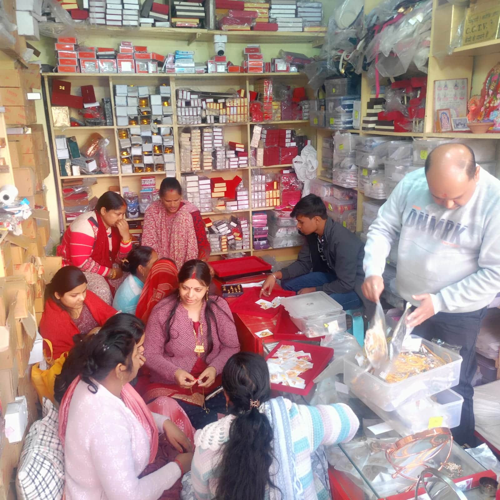 06 सीकेटीपी-11-दुकान में खरीदारी करती महिलाएं। संवाद