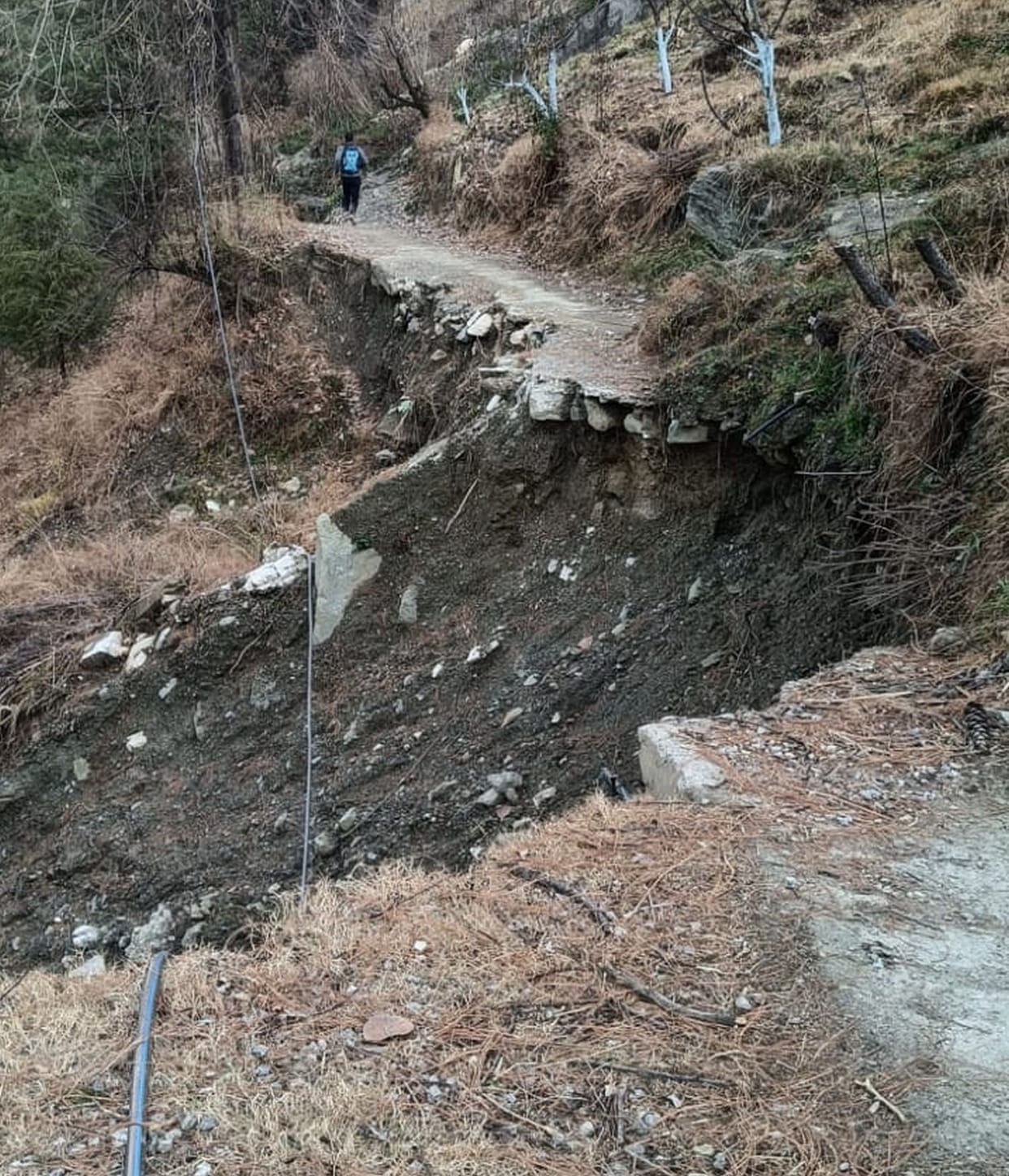 People are troubled due to the closure of Sainj-Dushahar road due to landslide.
