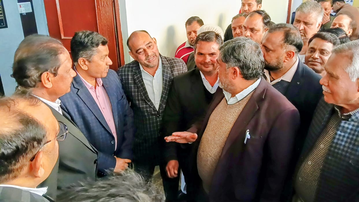 The lawyers refrained from judicial work in protest against the assault incident