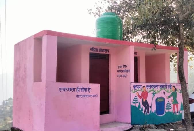 बिना पानी के शो पीस बना सबदरखाल का शौचालय- स्रोत जागरूक पाठक।