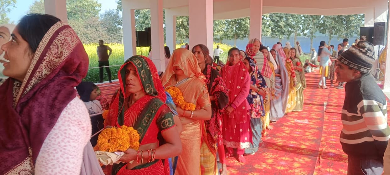 Crowds of devotees gathered to visit Garhwa Ghat Swami.
