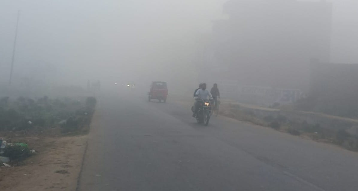 At nine in the morning, there was a blanket of fog; by afternoon, bright sunlight appeared.