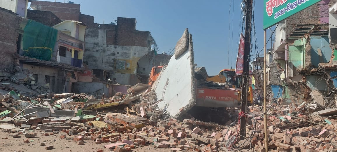 Debris of a four-storey building collapsed, Poclain driver injured