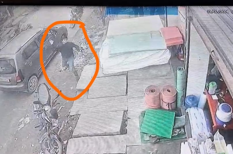 A young man attacked a shopkeeper with a stone, video went viral