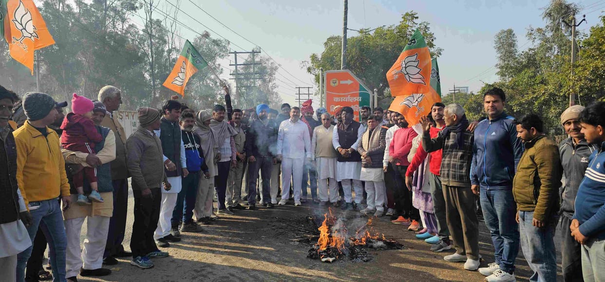 BJP workers burnt the effigy of Rahul Gandhi