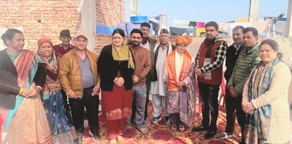 -फोटो 54 : निकिता रावत का सीबीडीटी में चयन होने पर स्वागत करते जसबीर सैनी व अन्य। स्रोत स्वयं