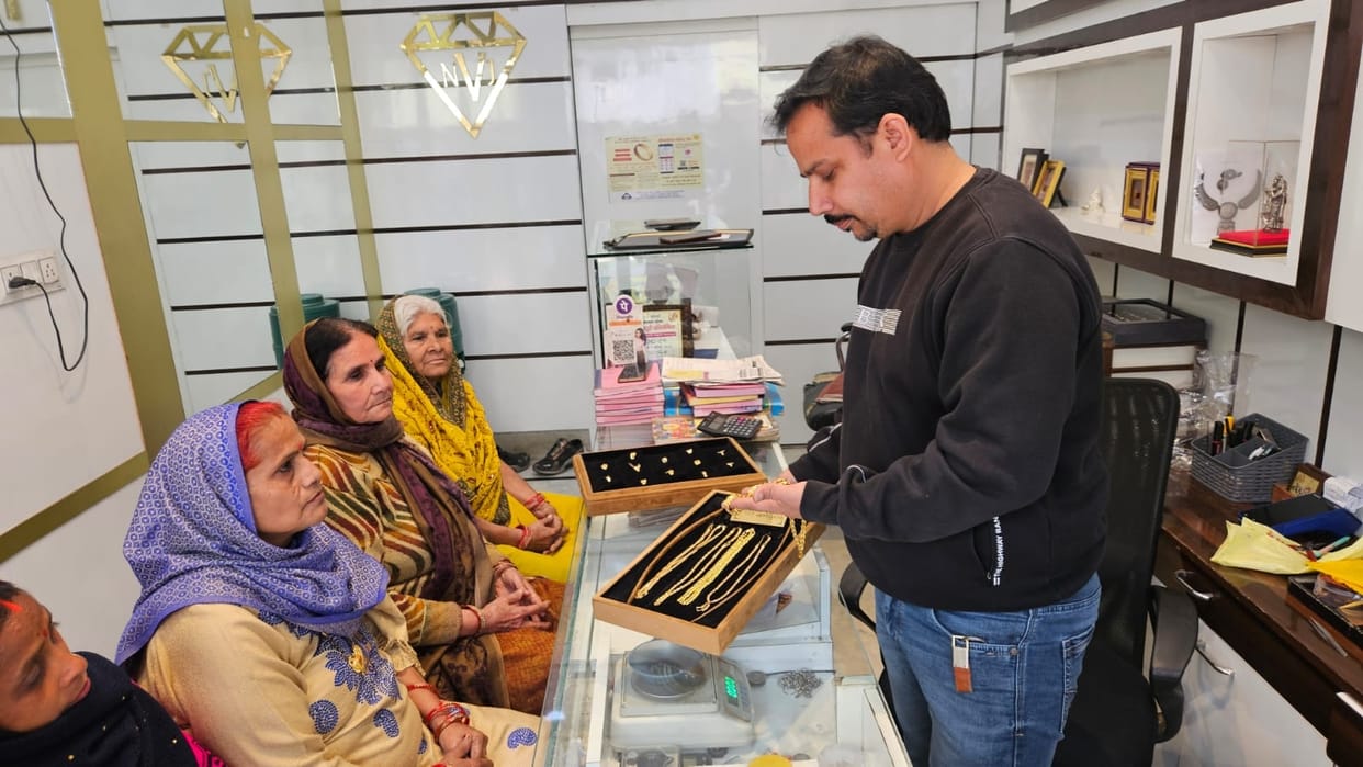 Fluctuations in gold and silver prices have raised concerns among traders.