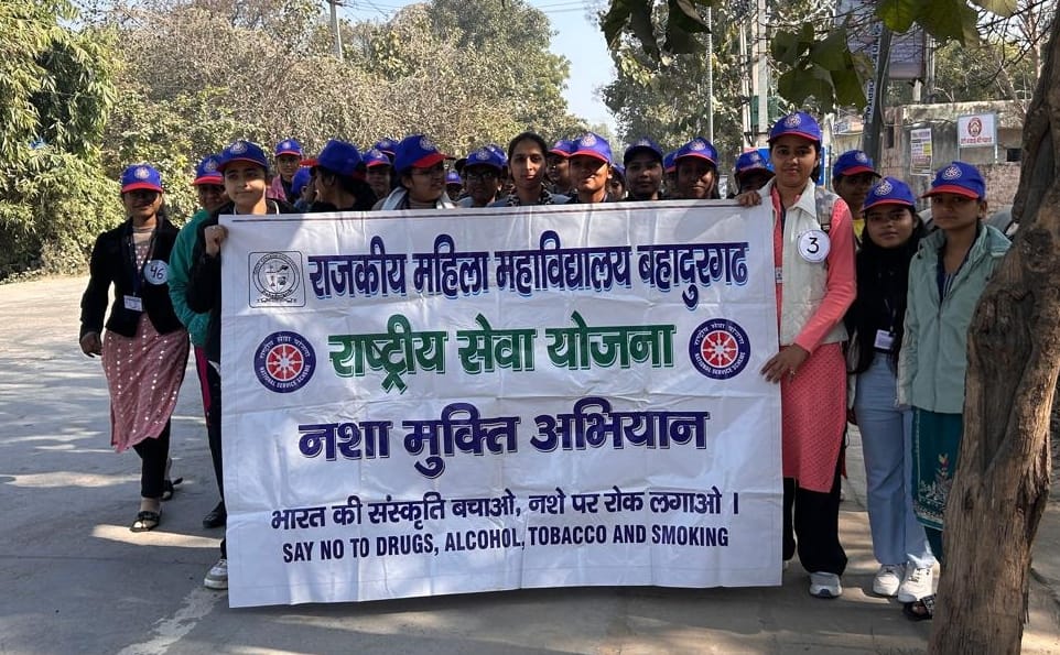 Volunteers told the ill effects of drug addiction through slogans.