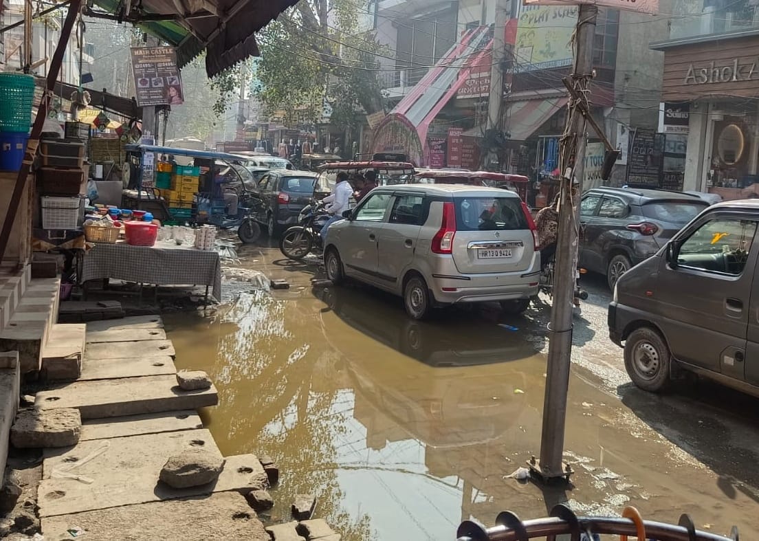Shopkeepers are facing problems due to waterlogging