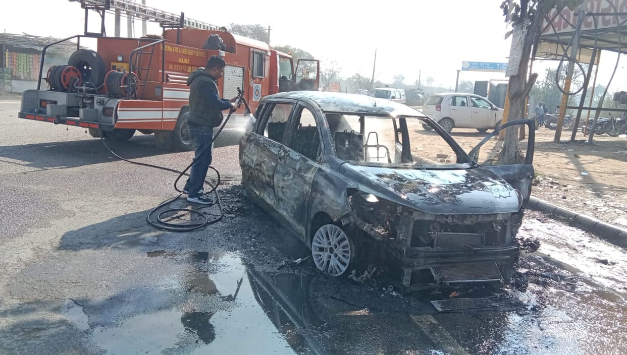 A moving car caught fire due to a short circuit, the driver saved his life.