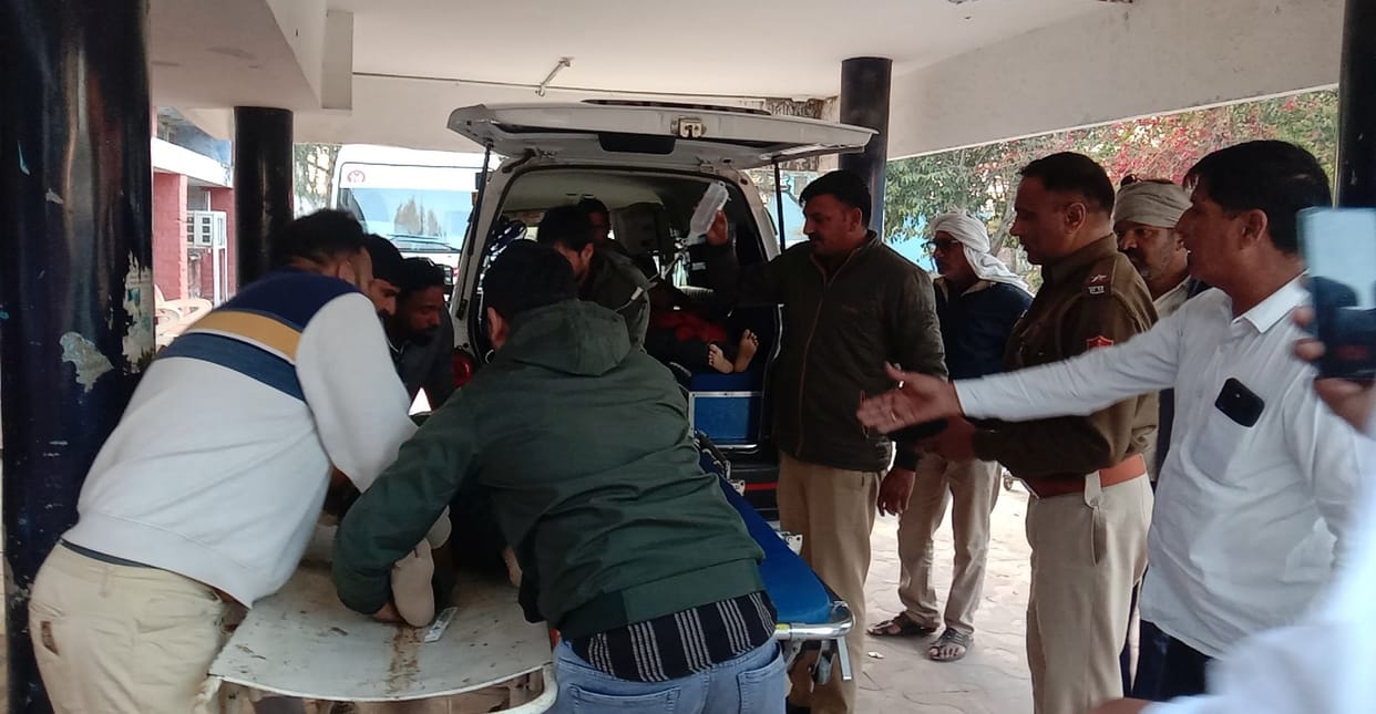 Car collides with tree in Bairan, 3 people of same family seriously injured