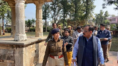 हल्दीघाटी में निरीक्षण करते हुए कलेक्टर एसपी सहित प्रशासनिक अधिकारी । फोटो अमर उजाला