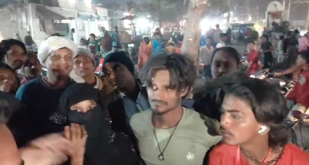 Muzaffarpur News: Man stealing e-rickshaw parked outside showroom tied to a tree and beaten by people