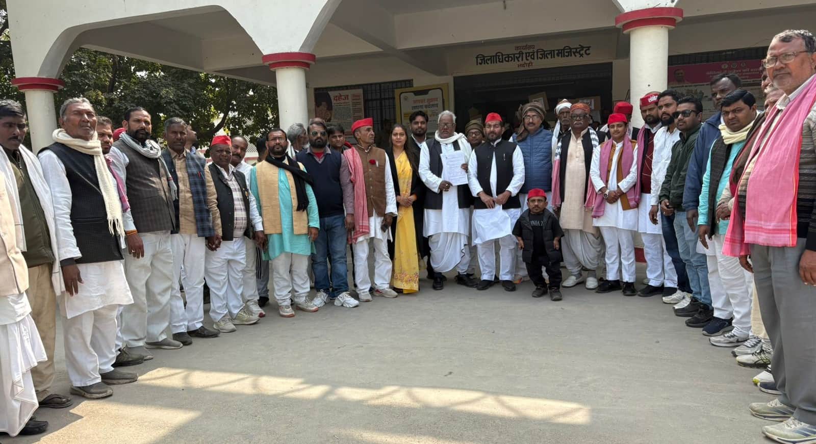 जिला मुख्यालय पर ज्ञापन देने के बाद खड़े सपा कार्यकर्ता। संवाद