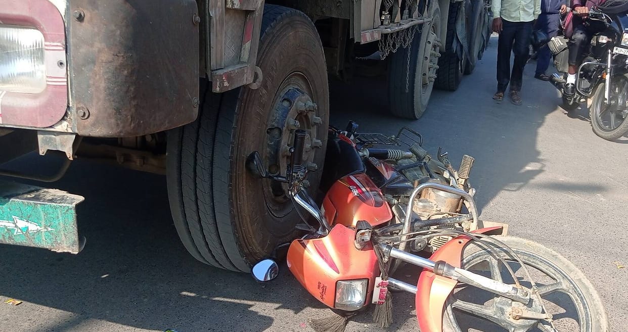 A motorcyclist died after colliding with bulls fighting on the highway; his wife and daughter were injured.
