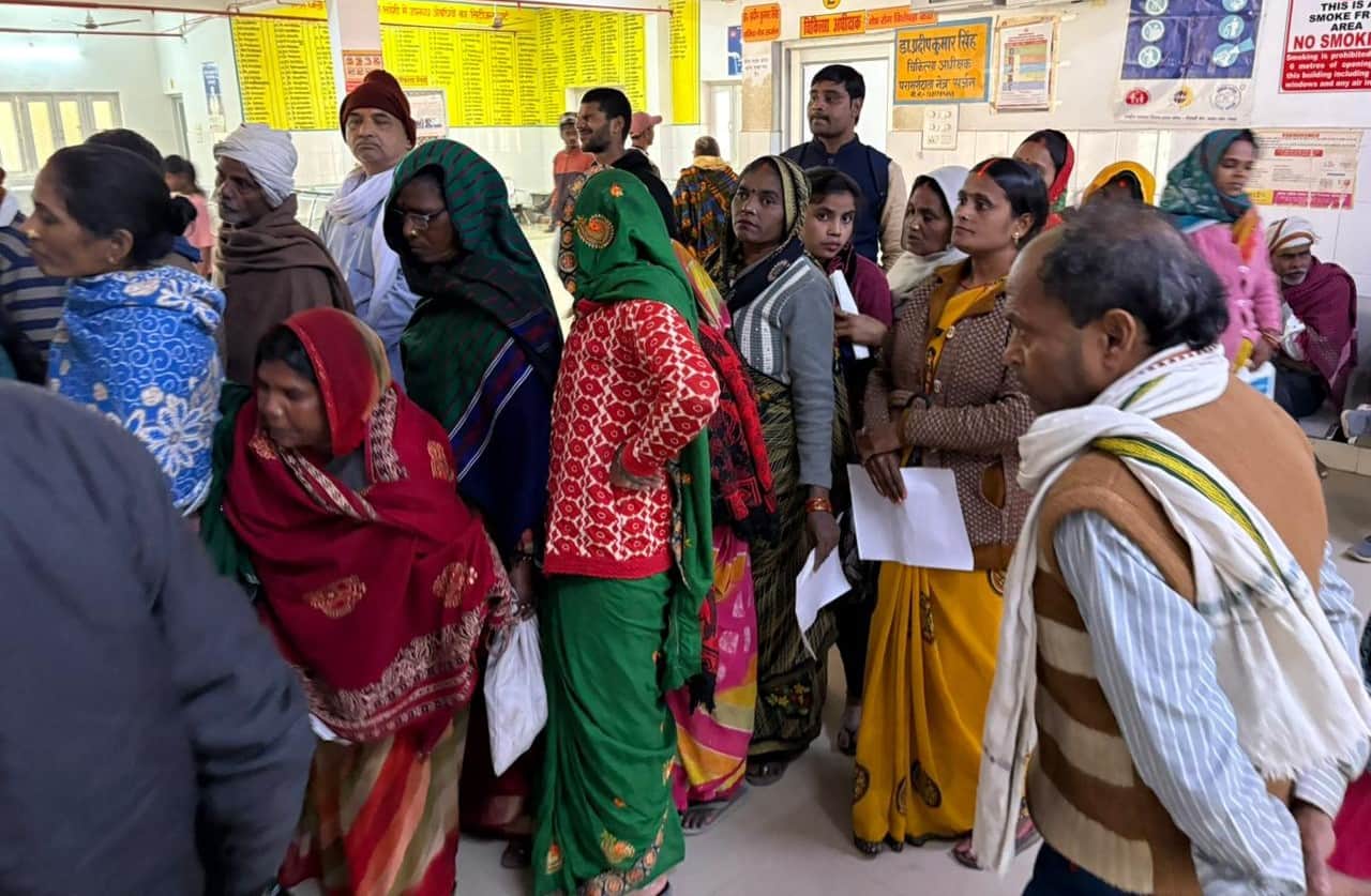 ज्ञानपुर जिला अस्पताल के ओपीडी पर मरीजों की लगी भीड़। संवाद