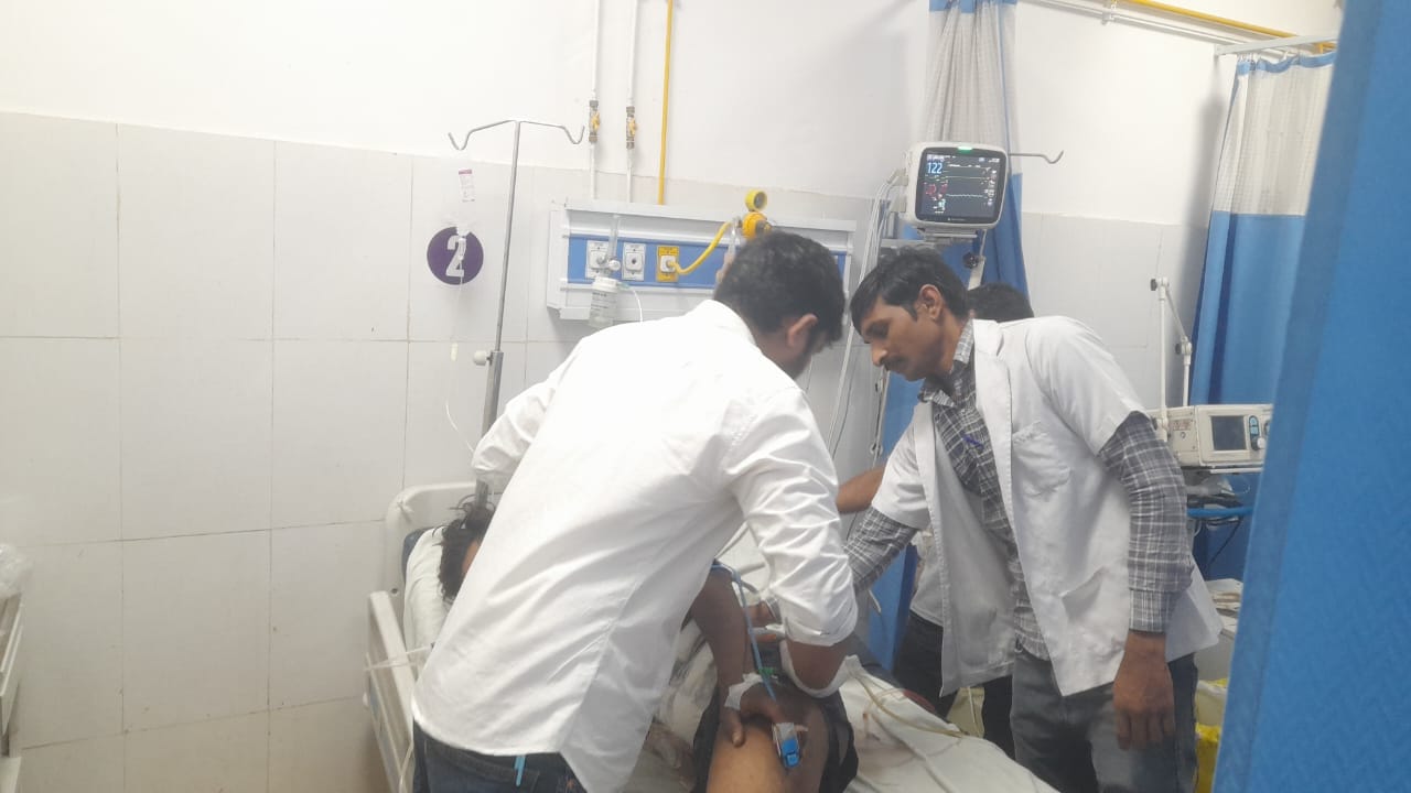 गोली लगने के बाद अस्पताल में भर्ती घायल