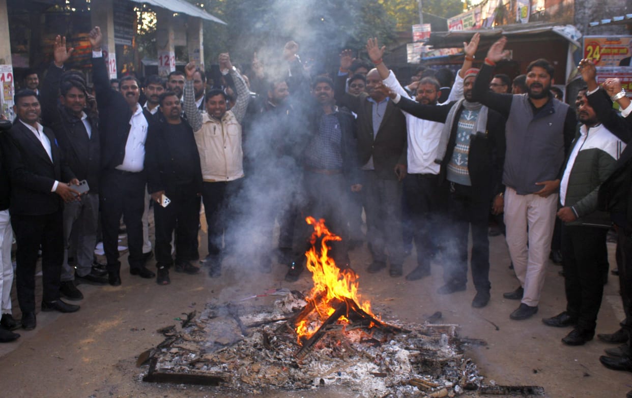Lawyers burnt the chair and bench of their own colleague and raised slogans.