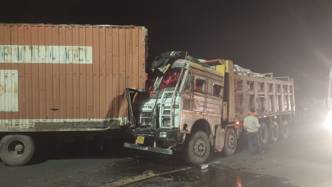 Three vehicles collided on the overbridge in Shikohabad, two injured