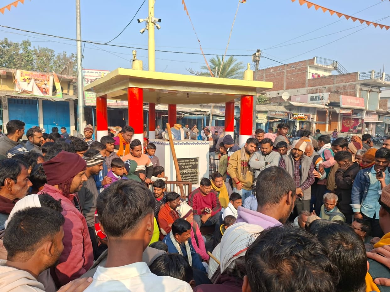 Angry mob blocks road after vandalising statue of freedom fighter
