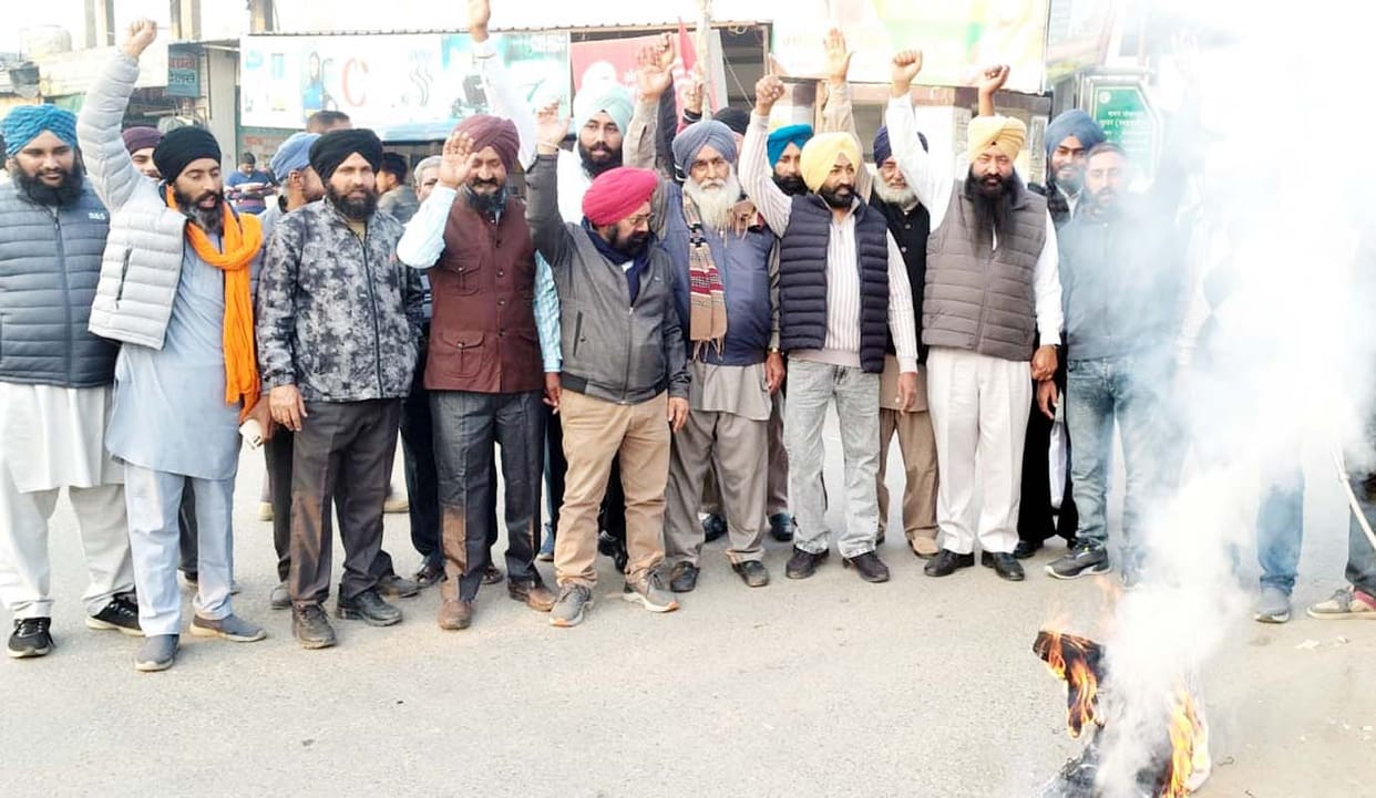 Effigy burnt in protest against comment on Union Minister