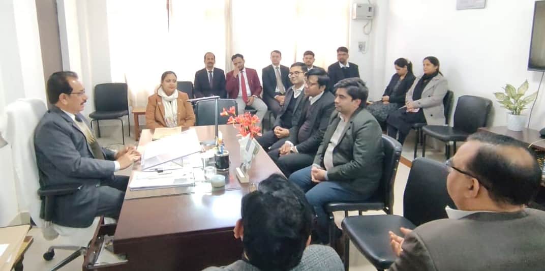 न्यायालय के विश्राम कक्ष में न्यायिक अधिकारियों संग बैठक करते जिलाजज। स्रोत: सूचना विभाग