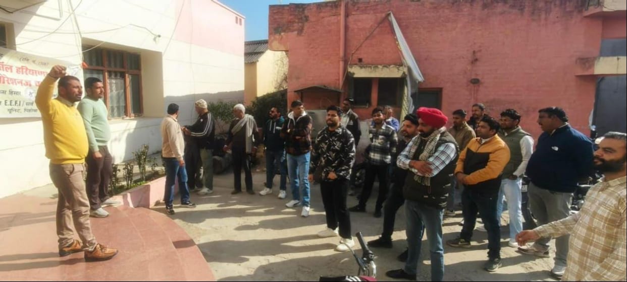 All Haryana Power Corporation Worker Union held a gate meeting and expressed their anger.