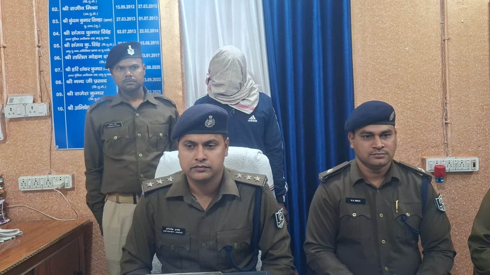 पुलिस की गिरफ्त में आरोपी सिपाही विकास कुमार