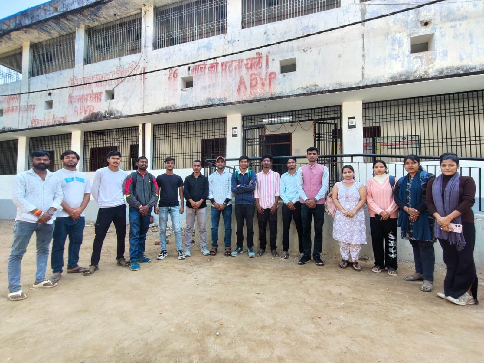 प्रदर्शन करते छात्र