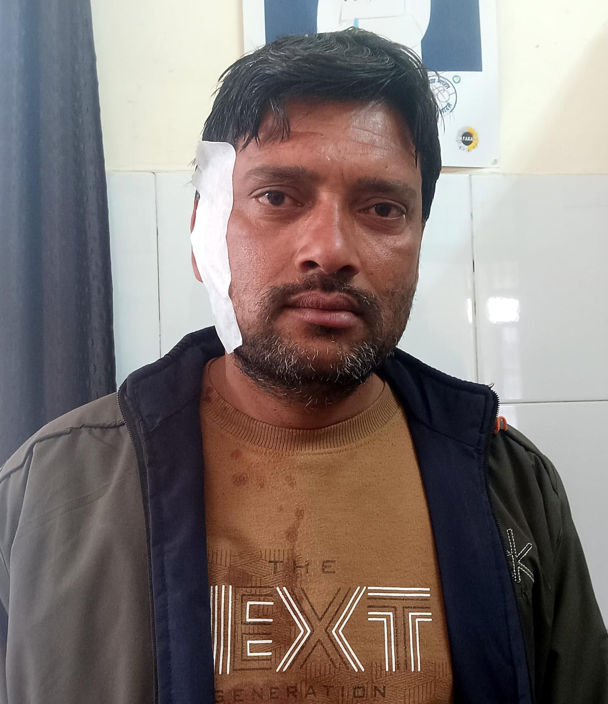 The family of a defaulter beat up a lineman who climbed an electric pole.