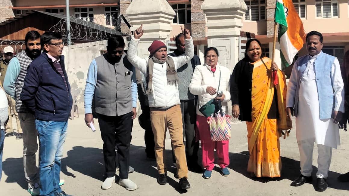पौड़ी में डीएम कार्यालय के बाहर केंद्र सरकार  के खिलाफ प्रदर्शन करते कांग्रेस कार्यकर्ता। संवा