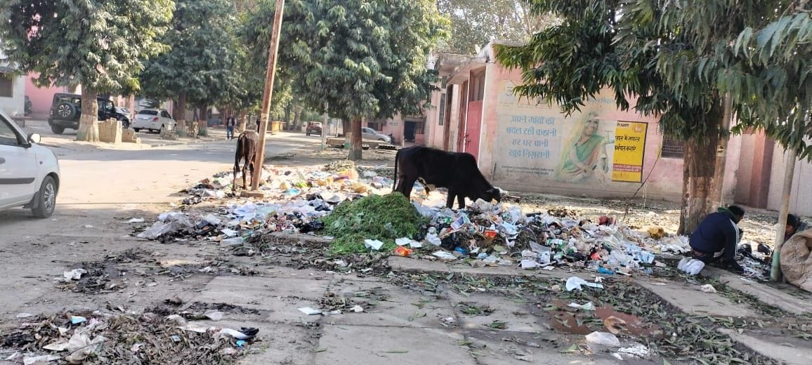 The medical college campus is dirty, with used syringes being thrown around.