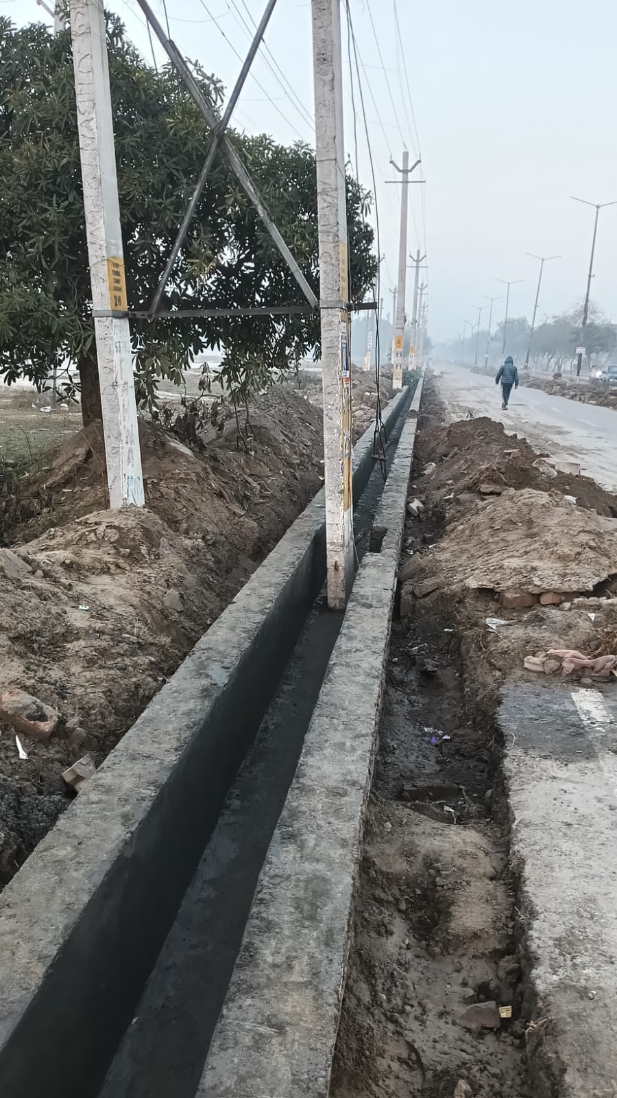 Negligence in beautification, drain built by placing electric poles in the middle