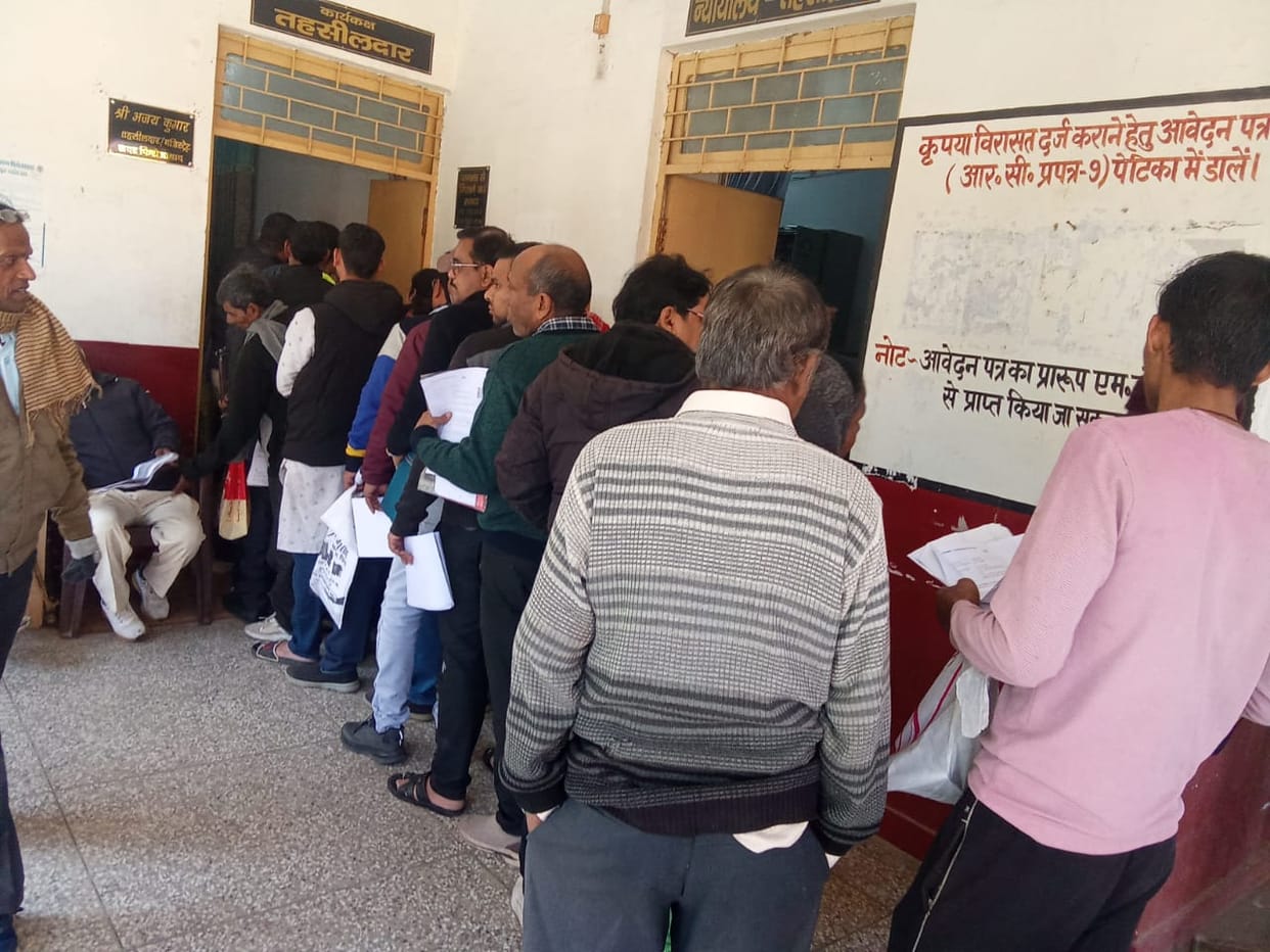 SIR: Crowds gathered at Sadar Tehsil to respond to notices